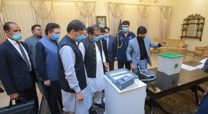 وزیرِ اعظم کا الیکٹرانک ووٹنگ مشین سے ووٹ کاسٹ کرنے کا تجربہ