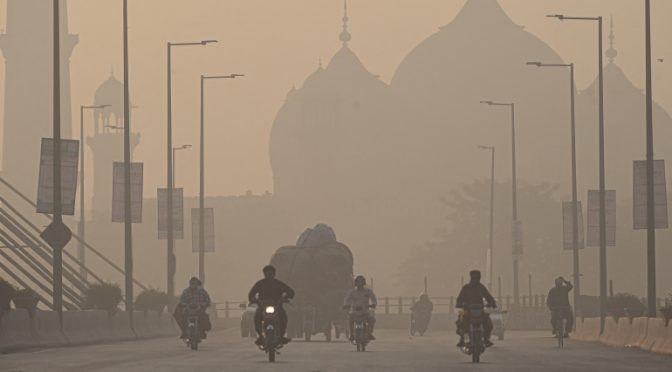 لاہور کا ائیر کوالٹی انڈیکس پھر 398ہوگیا، سانس اور آنکھوں کی بیماری بڑھ گئی