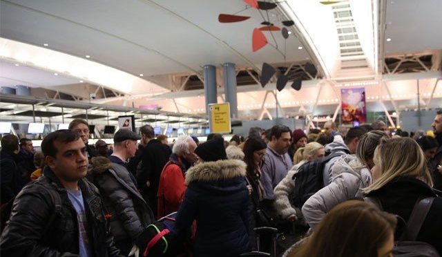 فلائٹس میں تاخیر، نیویارک ایئرپورٹ پر پھنسے سینکڑوں مسافروں کی حالت بگڑ گئی