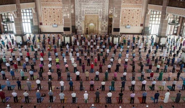 ملائیشیا میں بوسٹر ڈوز نہ لگوانے والوں کے مسجد میں داخلے پر پابندی