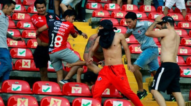 میکسیکو: فٹبال میچ کے دوران شائقین میں تصادم، 22 افراد زخمی
