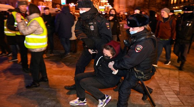 روس بھر میں جنگ مخالف مظاہرے، تقریباً 2 ہزار افراد گرفتار