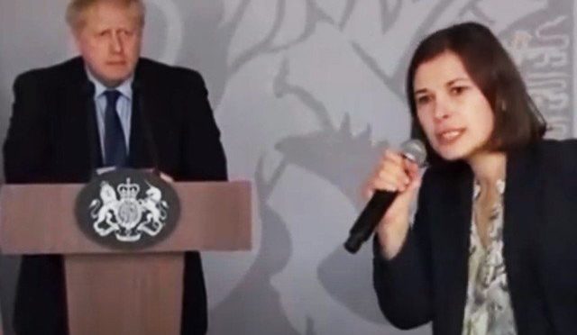 یوکرین کی خاتون صحافی پریس کانفرنس میں برطانوی وزیراعظم کے سامنے رو پڑیں