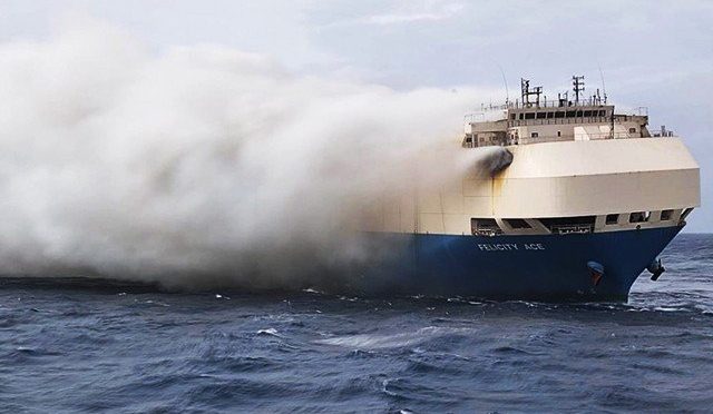 دنیا کی مہنگی ترین گاڑیوں سے لدا جہاز سمندر میں ڈوب گیا