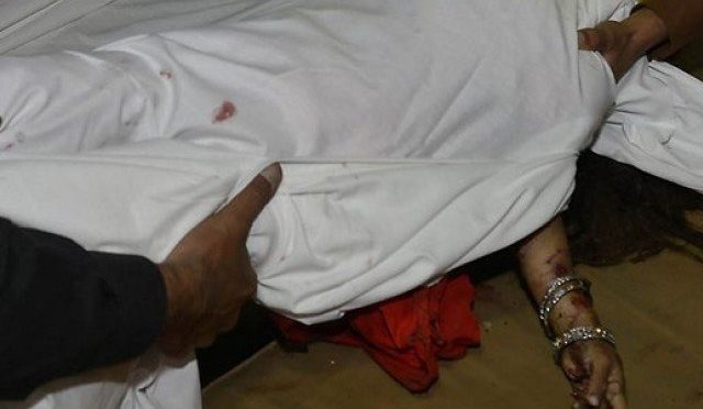 کراچی میں جوان بیوی کی بوری بند لاش کاندھے پر لادا شوہر گرفتار