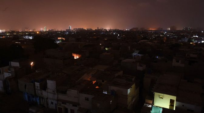 کراچی کی 70 فیصد اسٹریٹ لائٹس بند، شہری ڈاکوؤں کے رحم وکرم پر