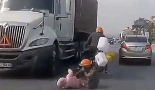 ماں کی اپنے شیر خوار بچے کو ٹرک تلے کچلے جانے سے بچانے کی ویڈیو وائرل