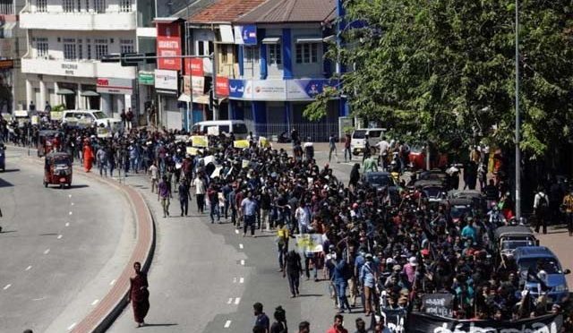 سری لنکا معاشی بحران، ہزاروں طلبا نے وزیر اعظم ہاؤس کا گھیراؤ کرلیا