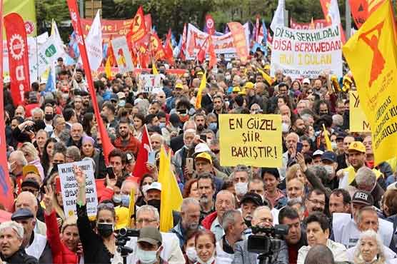 ترکی میں بڑھتی مہنگائی اور خراب معاشی صورتحال کے خلاف شہری سڑکوں پر نکل آئے