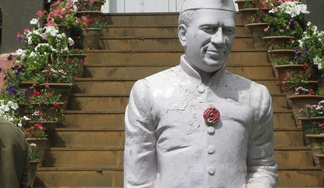 انتہا پسندوں نے بھارت کے پہلے وزیراعظم نہرو کا مجسمہ توڑ دیا