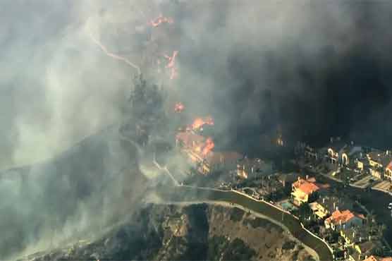 کیلی فورنیا کے ساحلی علاقے میں آگ بھڑک اٹھی، 20 گھر جل کر خاکستر