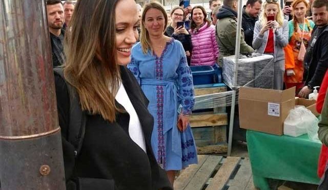 انجلینا جولی روسی حملے کے متاثرین کی مدد کیلئے یوکرین پہنچ گئیں