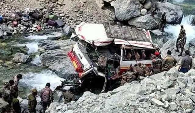 بھارت میں فوجی ٹرک دریا میں گرنے سے 7 اہلکار ہلاک اور متعدد زخمی