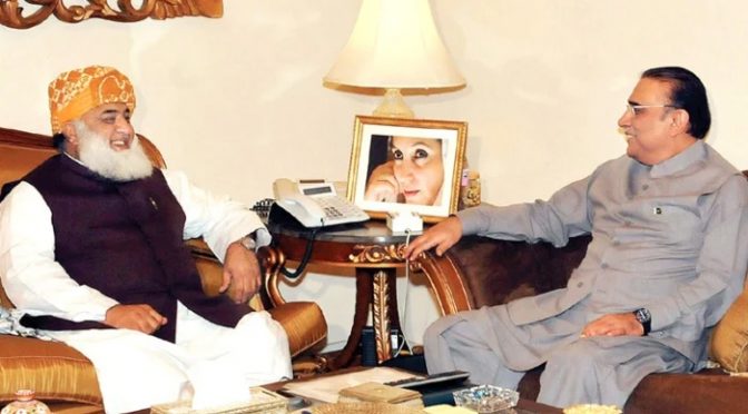 عمران خان کا اسلام آباد کی طرف لانگ مارچ،آصف زرداری سے مولانا فضل الرحمن کی ہنگامی ملاقات