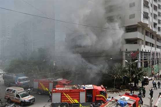 22 گھنٹے گزر گئے، کراچی کے سپر سٹورمیں لگی آگ پر قابو نہ پایا جاسکا، 1 شخص جاں بحق