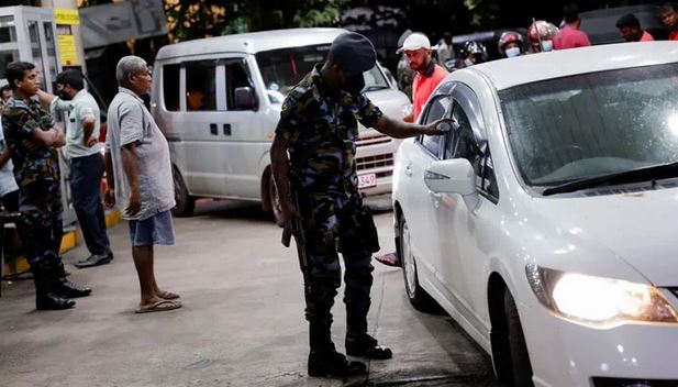 سری لنکا میں لاک ڈاؤن، نجی گاڑیوں کیلئے ایندھن کی فراہمی بند
