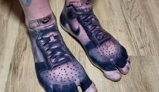 برطانوی شہری نے پاؤں پر پسندیدہ جوتوں کا ٹیٹو بنوالیا