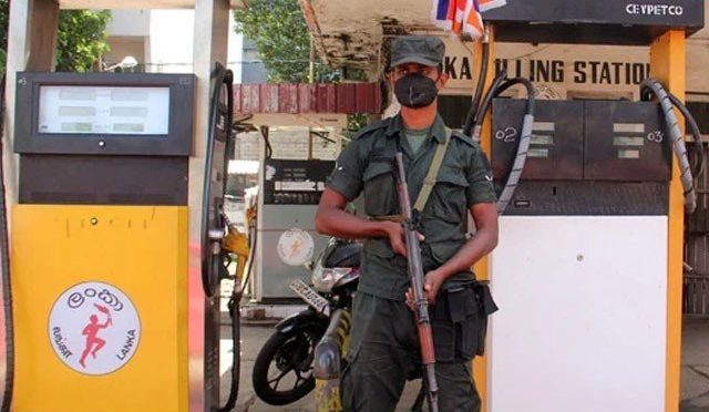 سری لنکا میں پیٹرول ختم؛ آئی ایم ایف سے مذاکرات سے قبل 14 روزہ شٹ ڈاؤن نافذ