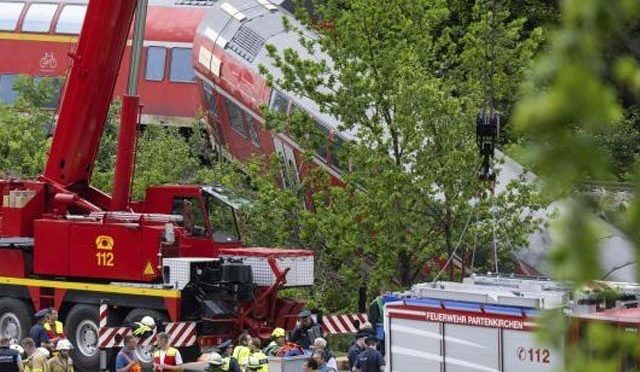 جرمنی میں تیز رفتار ٹرین پٹڑی سے اتر گئی، 4 ہلاک اور 30 زخمی