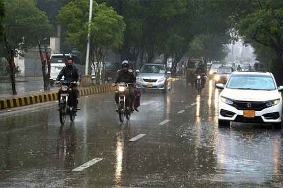 لاہور میں موسلادھار بارش سے موسم خوشگوار، کراچی میں آج پھر بادل برسنے کا امکان