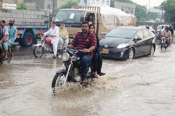مون سون بارشوں کا تیسرا سپیل، کراچی میں آج پھر بادل برس پڑے