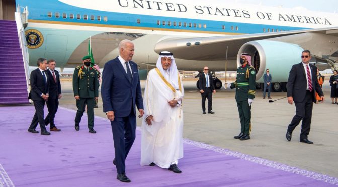 امریکی صدر کا سعودی عرب میں استقبال،ریڈ کارپٹ کیوں نہیں بچھایا گیا؟