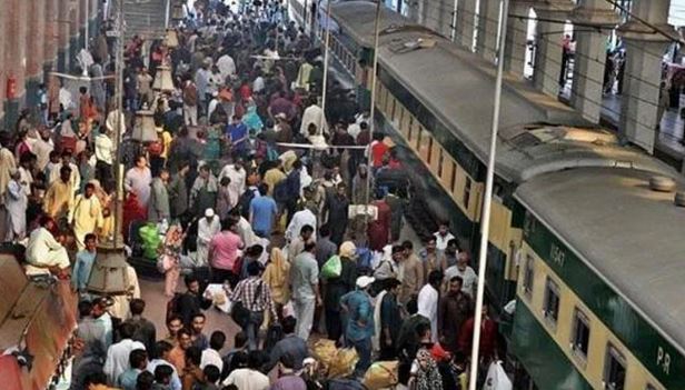 کراچی سے دوسرے شہروں کو جانے والی ٹرینیں گھنٹوں تاخیر کا شکار