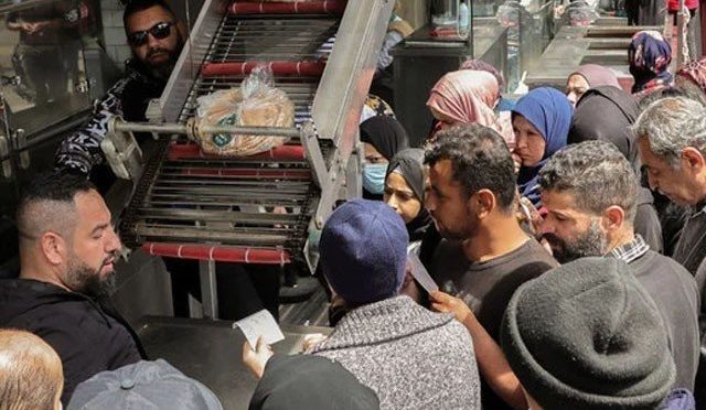 لبنان میں غذائی اشیا کی قلت، مظاہرین نے بیکریوں پردھاوا بول دیا