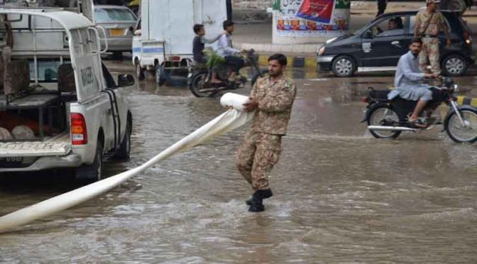 کراچی میں موسلا دھار بارش: نکاسی آب کیلئے پاک فوج میدان میں آگئی