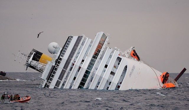 طاقتور سمندری طوفان نے بحری جہاز کے دو ٹکڑے کردیئے؛ 12 ہلاک