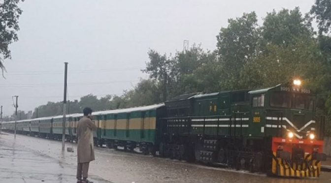 ملک میں بارشوں کی وجہ سے مسافر ٹرینوں کا شیڈول متاثر