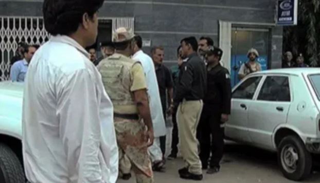 کراچی: بینک کے باہر ڈکیتی، ڈاکو پیٹرول پمپ مینیجر سے 36 لاکھ روپے لیکر فرار