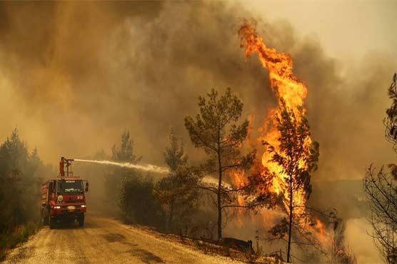 گرمی کی شدت سے لگنے والی آگ نے کینیڈا کا بھی رخ کر لیا