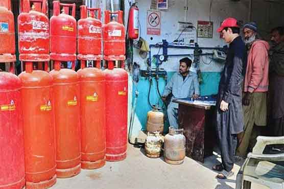 فیصل آباد: گیس سلنڈرز کی غیر قانونی دکانیں شہریوں کیلئے خطرے کی علامت بن گئیں