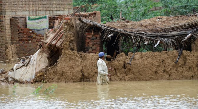 سیلاب کی تباہ کاریاں، مزید 75 افراد جاں بحق، 10 لاکھ مکان تباہ، ہزاروں کلومیٹر سڑکیں متاثر