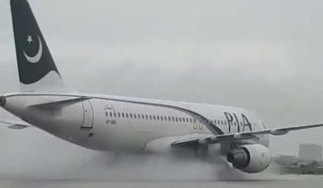 کراچی ایئرپورٹ پر لینڈنگ کے وقت دو مسافر طیارے آمنے سامنے آگئے