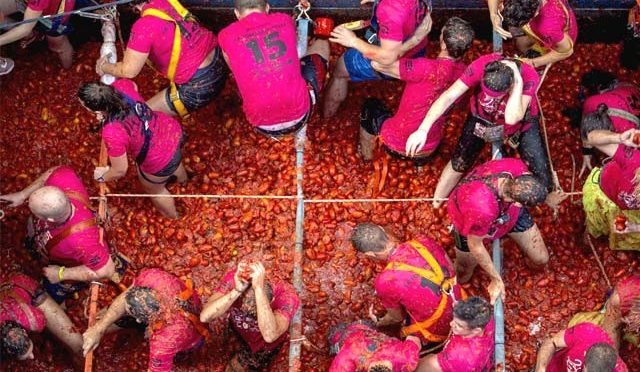 اسپین میں 2 برس بعد ٹماٹروں کی جنگ دوبارہ چھڑ گئی