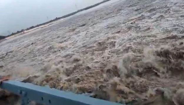 سندھ کے کئی شہروں کو ڈبونے والا سیلابی ریلا ضلع بدین میں داخل ہوگیا