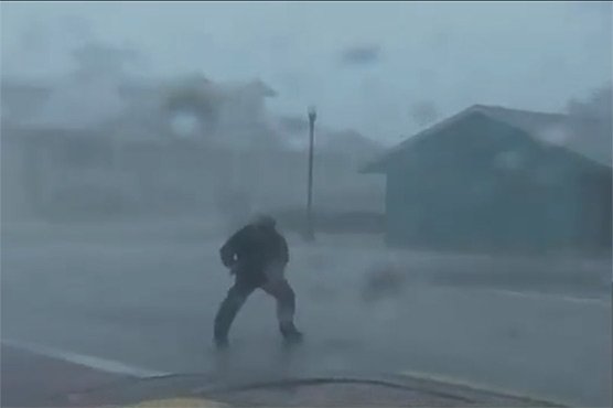 فلوریڈا میں طوفانی ہواؤں نے صحافی کا رپورٹنگ کرنا مشکل بنا دیا
