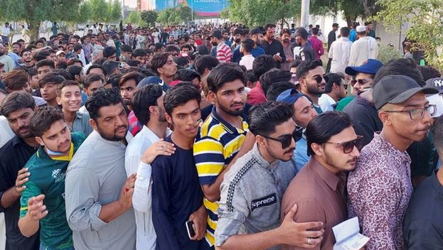 پاکستان بمقابلہ انگلینڈ: شائقین کی بڑی تعداد میں نیشنل اسٹیڈیم آمد، قطاریں لگ گئیں