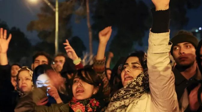 ایران میں طالبات نے اسکارف اتار کر ہوا میں لہرا دیئے