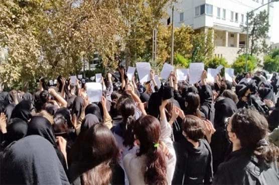 ایران میں پولیس تشدد سے خاتون کی موت: طالبات اسکارف اتار کر سڑکوں پر نکل آئیں