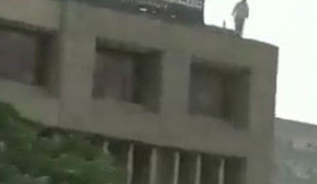 بھارت میں مسلم طالبہ کی کالج کی چھت سے کود کر خودکشی