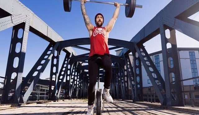 یونی سائیکل پر 68 کلو وزنی باربیل اٹھانے کا عالمی ریکارڈ
