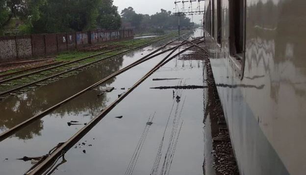 دادو، سیہون اور جامشورو میں سیلاب سے متاثرہ سڑکیں اور ریلوے ٹریک تاحال تباہ حالی کا شکار