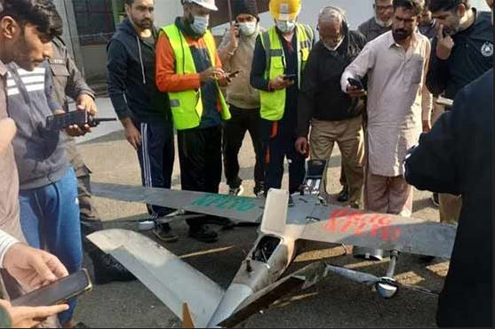 لاہور میں اورنج لائن ٹرین کے سٹیشن سے ڈرون طیارہ ٹکرا گیا