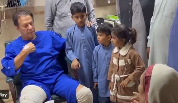 عمران خان کی جاں بحق کارکن معظم کے لواحقین سے ملاقات، بچوں کی کفالت کا اعلان