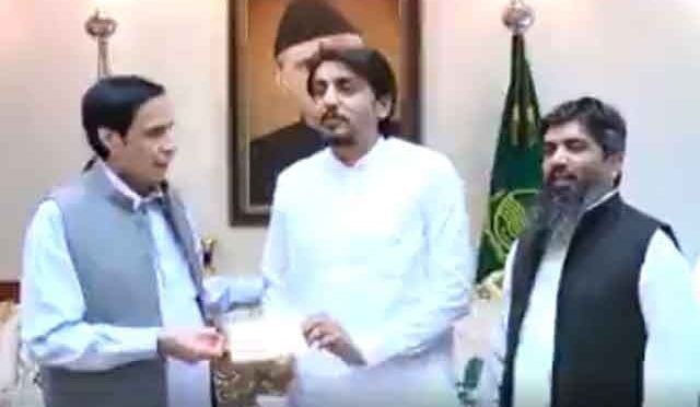 پنجاب حکومت کاعمران خان پر حملہ روکنے والے شخص کو 25 لاکھ روپے انعام