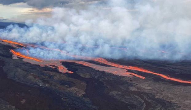 دنیا کا سب سے بڑا فعال آتش فشاں تقریباً 40 سال بعد پھٹ پڑا