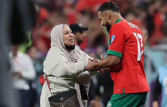 سیمی فائنل میں رسائی، مراکش کے فٹبالر کا والدہ کے ساتھ والہانہ رقص